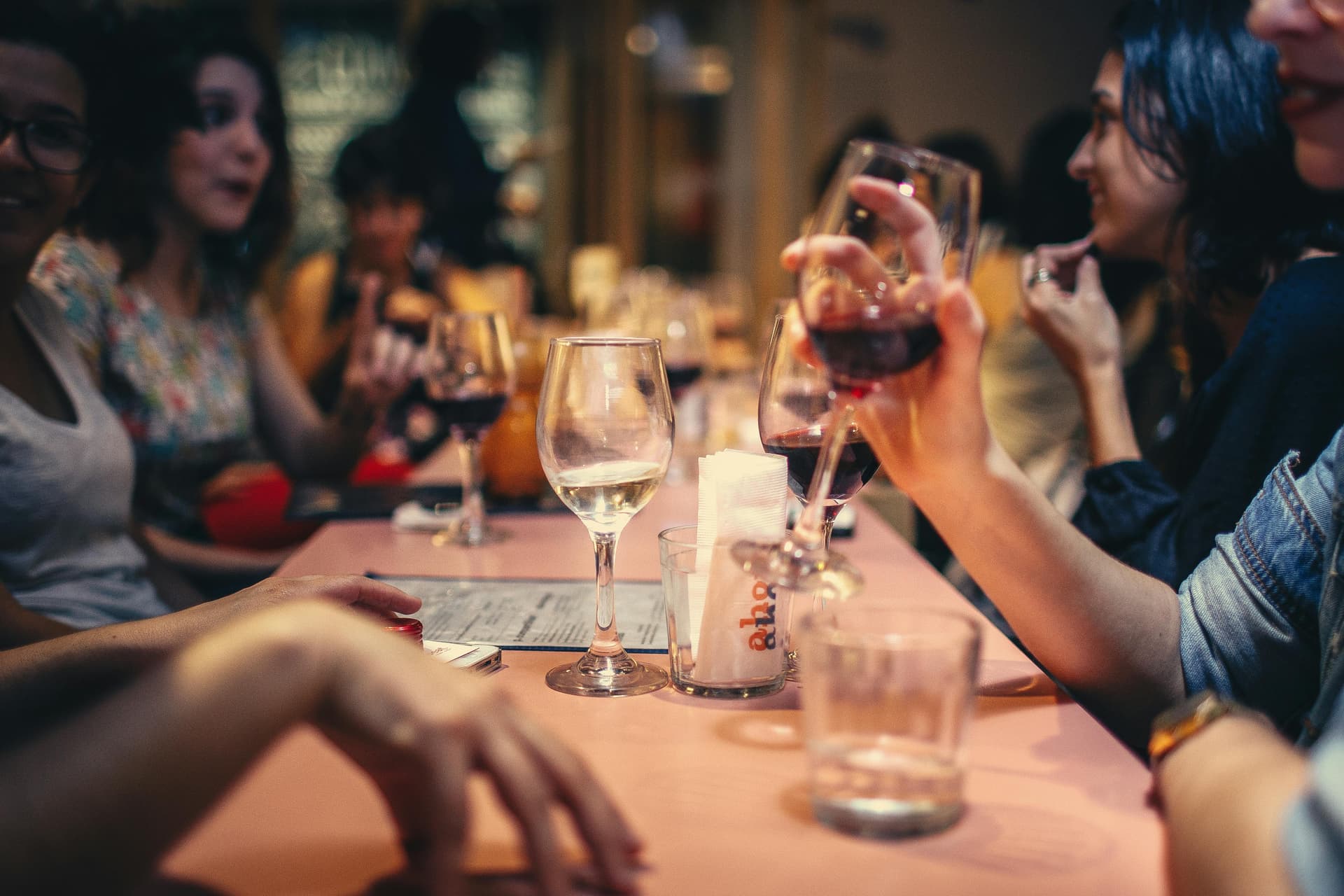 Pažljivo odabrana kolekcija vina u vinskom baru Wine & Fine na Vračaru