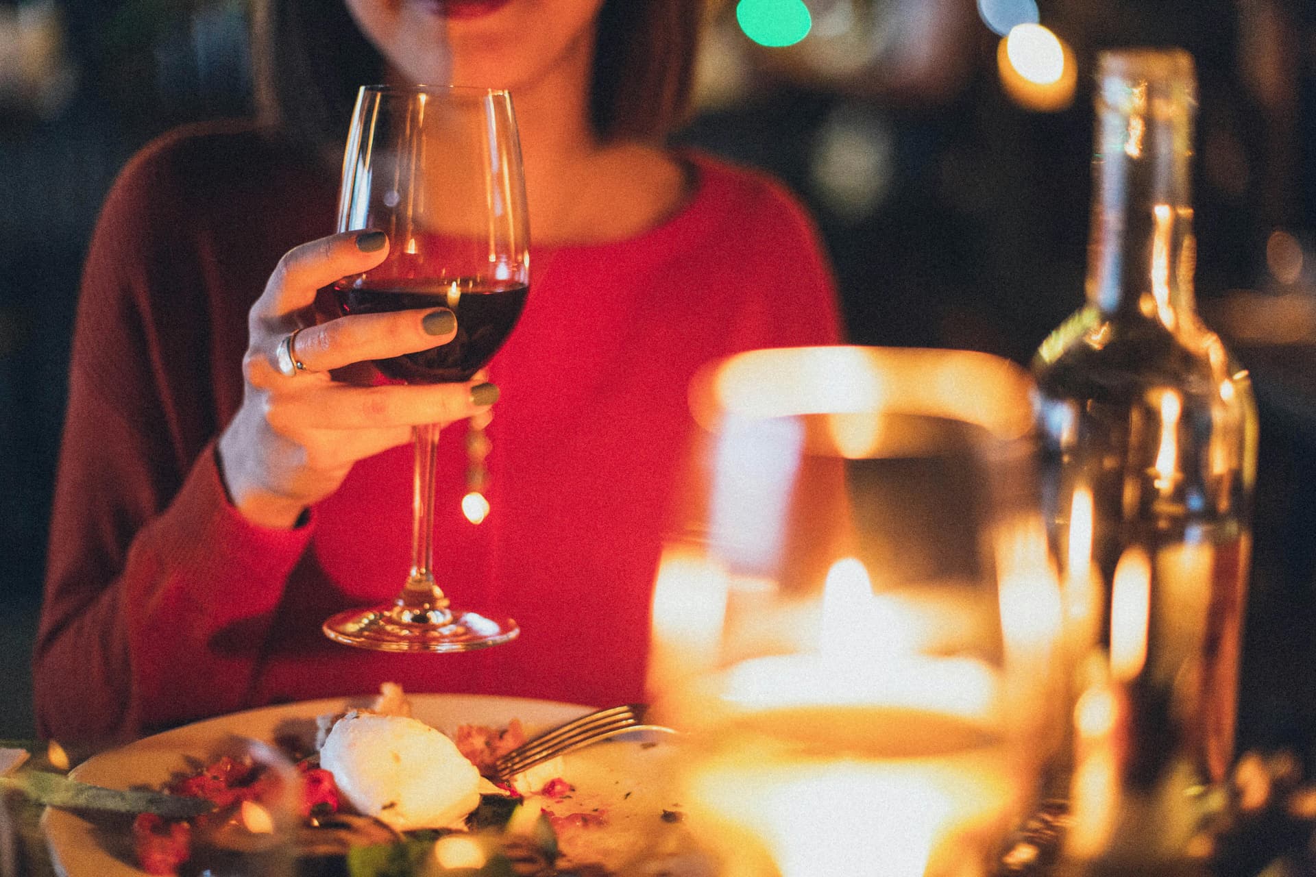 Somelijer pomaže gostima da odaberu vino u vinskom baru Wine & Fine na Vračaru