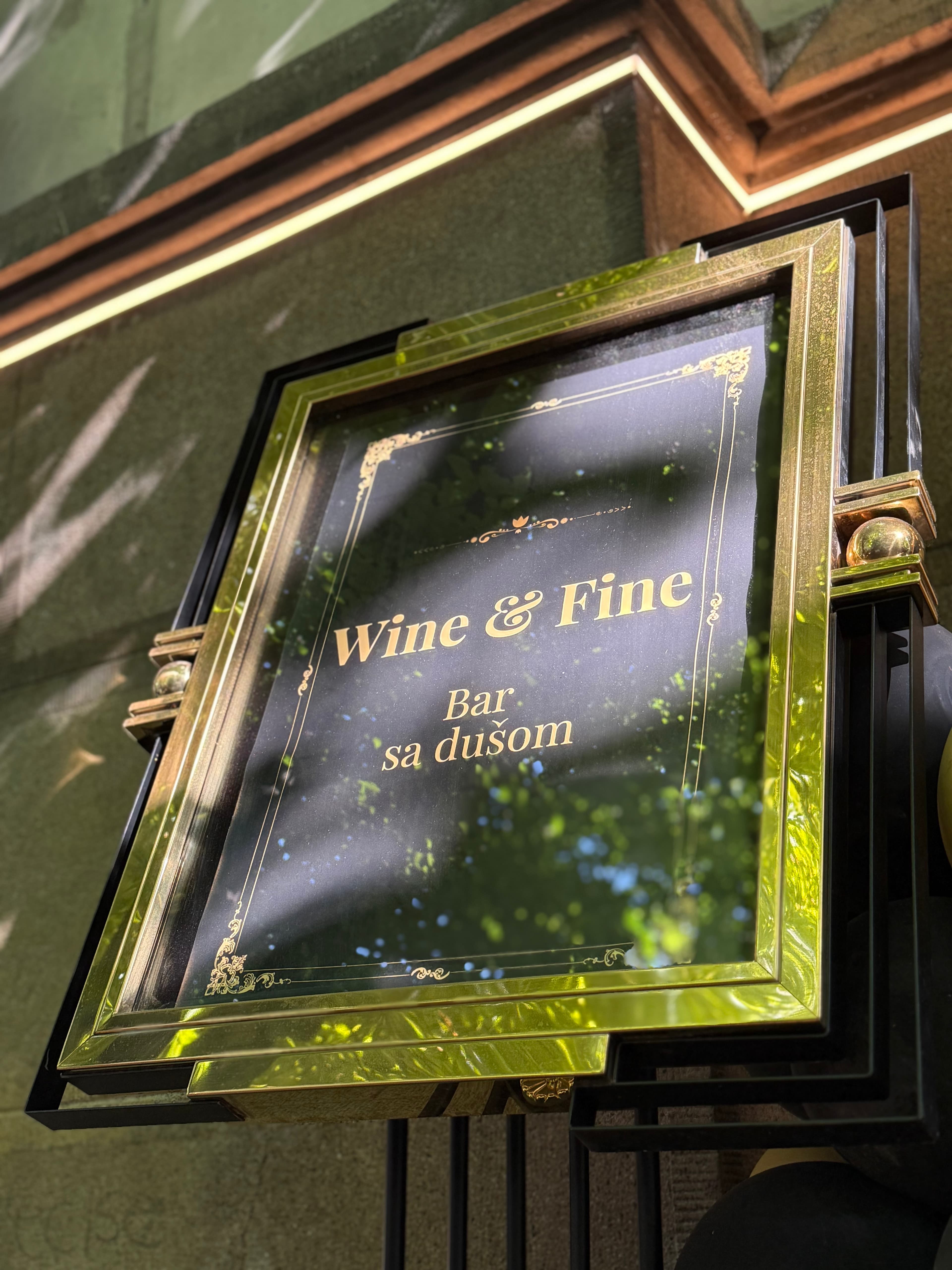 Wine & Fine znak